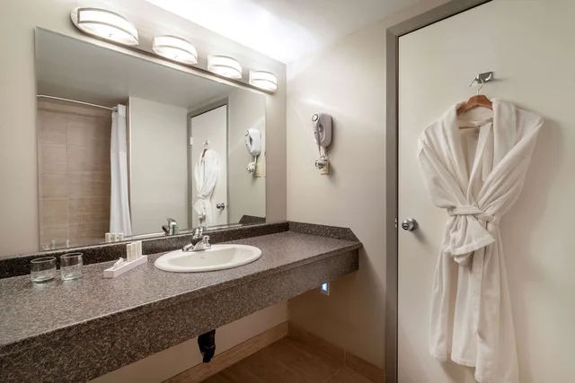 غرفة ديلوكس بسريرين كوين، Ramada By Wyndham Northern Grand Hotel Conference Centre 5/5