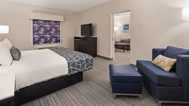 جناح بسرير كينج بمطبخ صغير، Best Western Plus Wilkes Barre-Scranton Airport Hotel 3/9