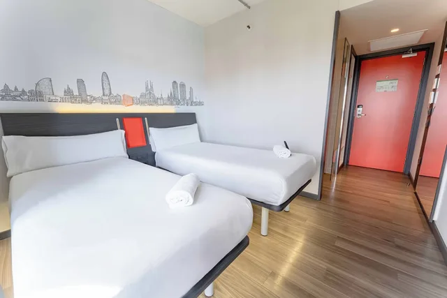 غرفة قياسية بسريرين منفصلين لذوي الإعاقة، easyHotel Barcelona Fira 4/10