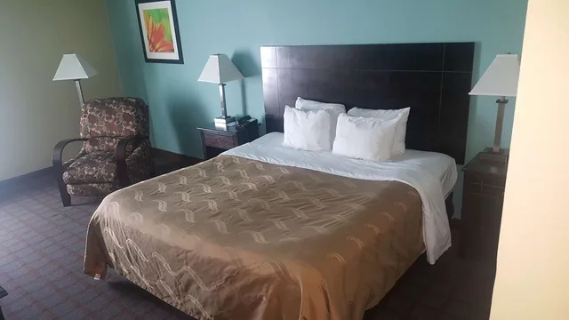 غرفة بسرير كينج، Red Lion Inn & Suites Blue Springs 3/5