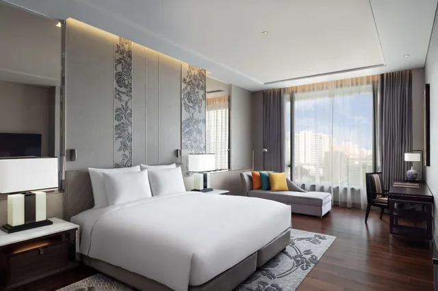 جناح بريميير بسرير كينج وسريرين منفصلين بشرفة بغرفتي نوم مع دخول الصالة، Sindhorn Kempinski Hotel Bangkok 1/5