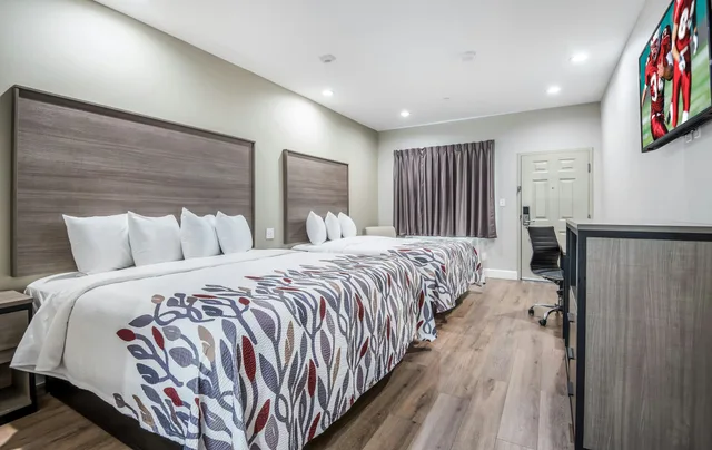 غرفة ديلوكس بسريرين كوين بمطبخ صغير لذوي الإعاقة، Red Roof Inn Baytown 2/6