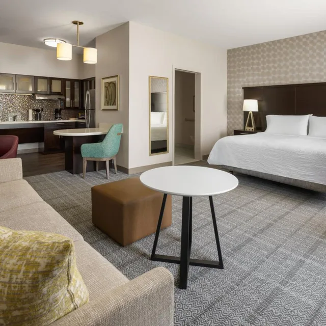 جناح استوديو بسرير كينج بحوض استحمام لذوي الإعاقة، STAYBRIDGE SUITES MIAMISBURG 1/5