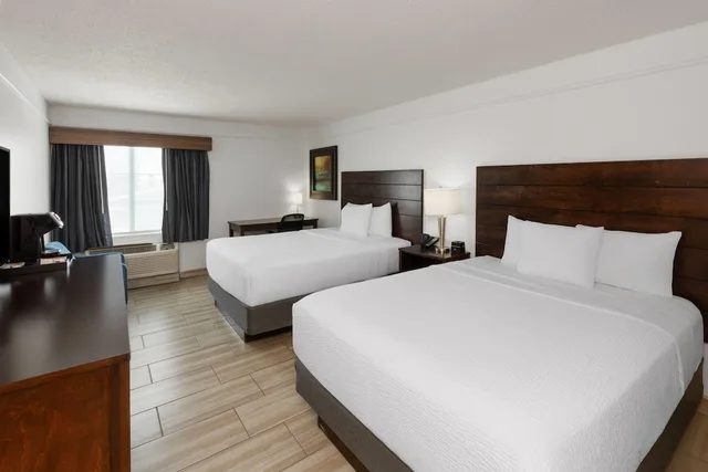 غرفة بسريرين كوين، La Quinta Inn & Suites by Wyndham Laredo Airport 2/4