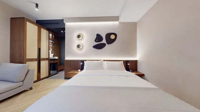 Superior, Queen Bed, Trianon 2/10