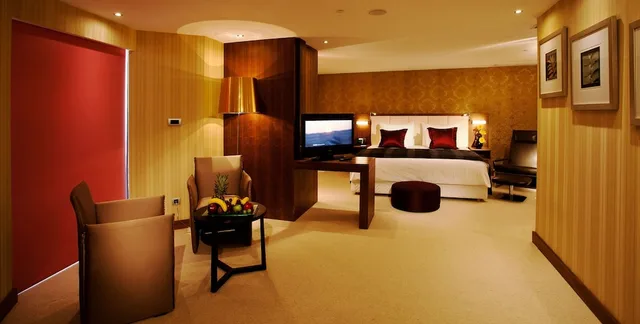 1 Bedroom, Suite, Single Bed, Crowne Plaza Istanbul Harbiye Hotel 6/10
