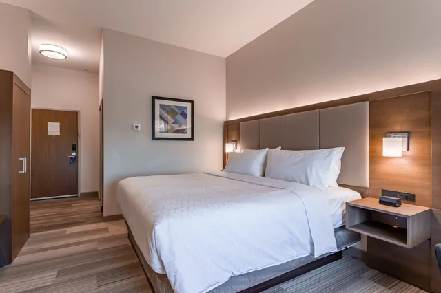 غرفة قياسية بسرير كينج، Holiday Inn Express & Suites Columbus - Worthington 1/3