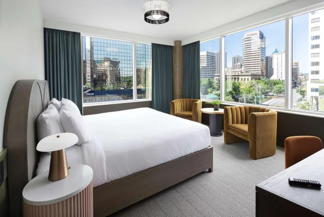 غرفة ركنية بسرير كينج، The Westley Calgary Downtown, Tapestry Collection by Hilton 5/8