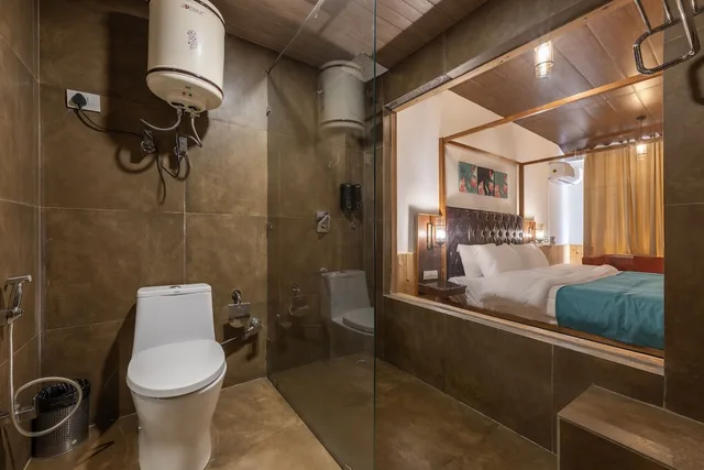 غرفة سوبيريور بسرير كينج بإطلالة على الجبل بشرفة، Echor Himalayan Heights Luxe Manali 9/10