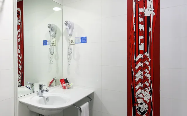 Deluxe, Twin Beds, City or Patio View، Del Pintor 5/7