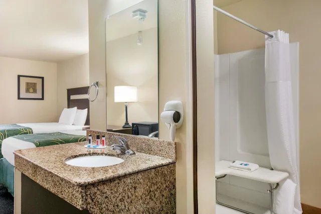 Room, 2 Queen Beds, Travelodge By Wyndham Livonia 2/3