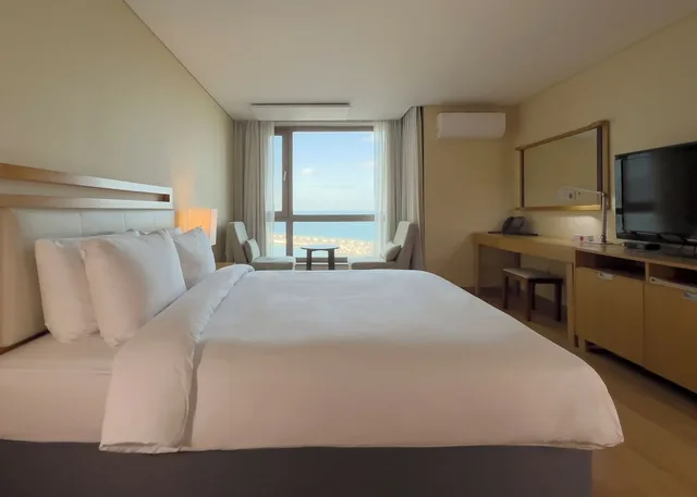 غرفة قياسية بسرير مزدوج بإطلالة على البحر، Ocean Suites Hotel Jeju 2/3