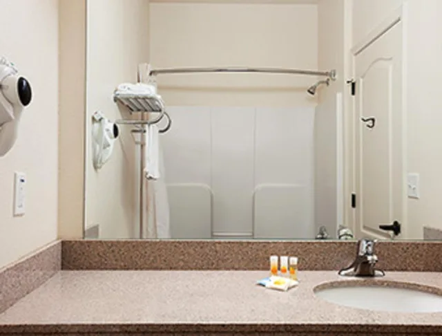 جناح بسرير كينج مع أريكة بمطبخ، Days Inn & Suites by Wyndham Columbus NE 3/4
