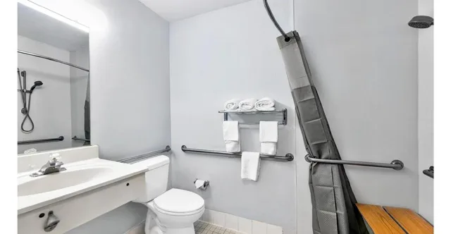 جناح بسرير كينج لغير المدخنين بمطبخ، Studio6 Arlington, TX 8/10