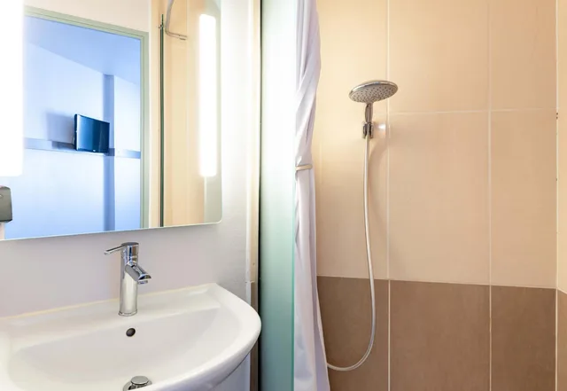 Room, Queen Bed, B&B Hotel Valence Sud 6/7