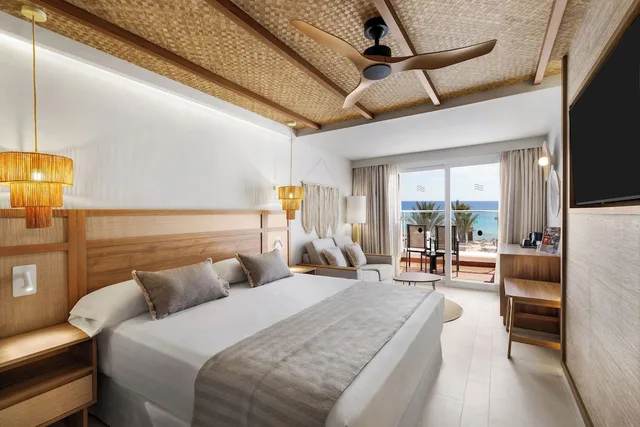 غرفة قياسية بسريرين منفصلين بشرفة، Hotel Riu Palace La Mola 1/6