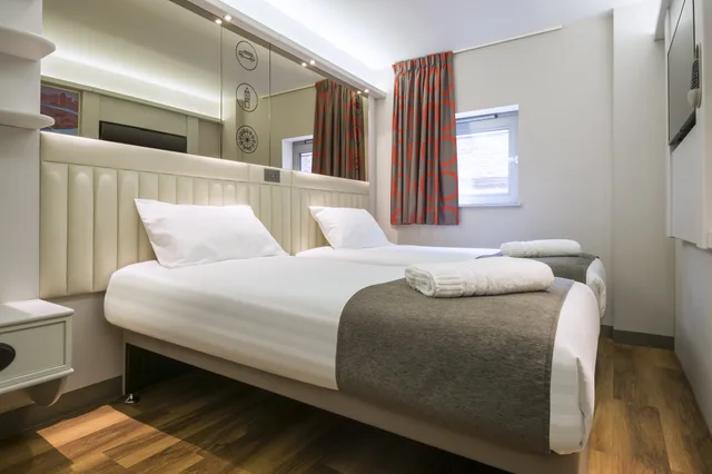 غرفة مريحة بسريرين منفصلين، Point A Hotel London Canary Wharf 3/7