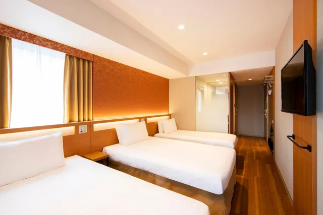 غرفة قياسية بسريرين منفصلين مع سرير إضافي، Karaksa Hotel Grande Shin-Osaka Tower 1/3