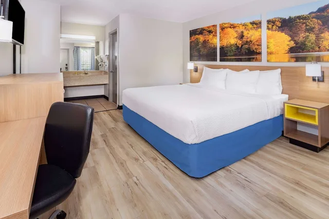 غرفة قياسية بسرير كينج، Days Inn by Wyndham Spartanburg Waccamaw 4/8