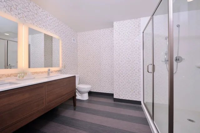 غرفة قياسية بسرير كينج مع أريكة، Holiday Inn Kansas City Airport 6/6