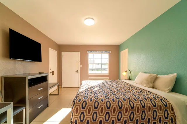 غرفة بسرير كينج للمدخنين، Woodfield Inn & Suites Hotel O, Yoakum TX 111 3/6
