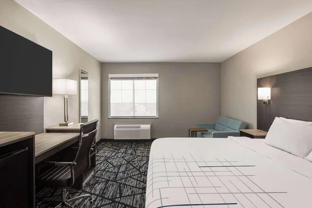 غرفة بسرير كينج لذوي الإعاقة، La Quinta Inn & Suites by Wyndham San Antonio N Stone Oak 1/5
