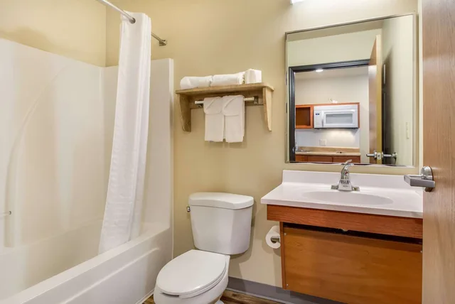 Efficiency, Queen Bed, Econo Lodge Burlington I-70 6/8