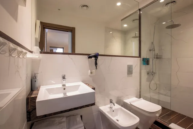 غرفة رباعية بسرير مزدوج وسريرين منفصلين بشرفة، corso grand suite 8/10
