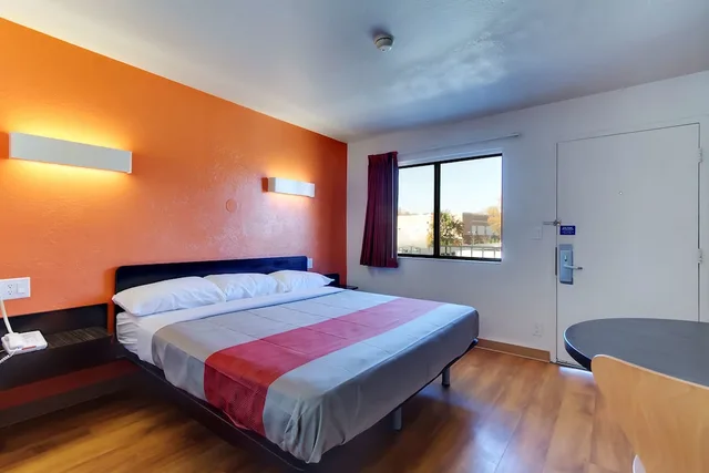 غرفة قياسية بسرير كينج، Motel6 Capitol Heights, MD - Washington 2/4