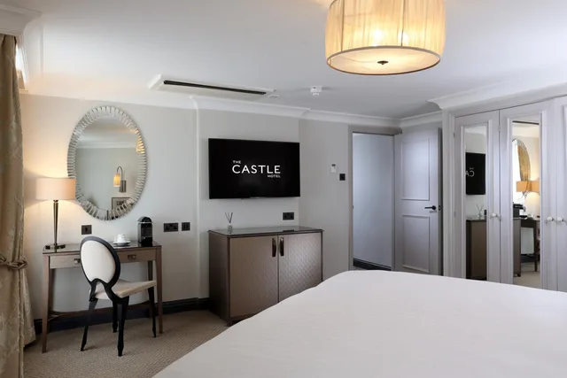جناح، The Castle Hotel Windsor 3/7