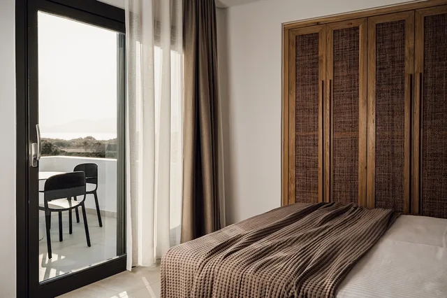 جناح ديلوكس بسرير كوين وسرير فردي بإطلالة على البحر بغرفة نوم واحدة، Sundunes Hotel 4/8