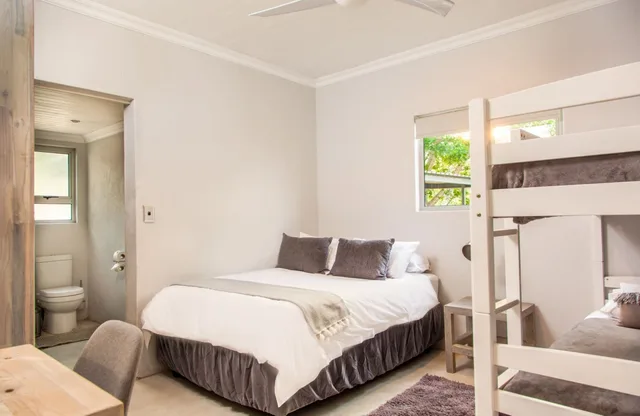كوخ فاخر بسرير كينج وسرير بطابقين بغرفتي نوم، Atnature Luxury Self Catering Cottages 2/3