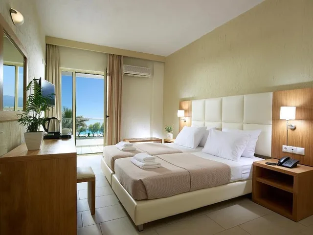 Open Plan, Family, Twin Beds, Sofa، Malia Bay Beach Hotel And Bungalows 2/5