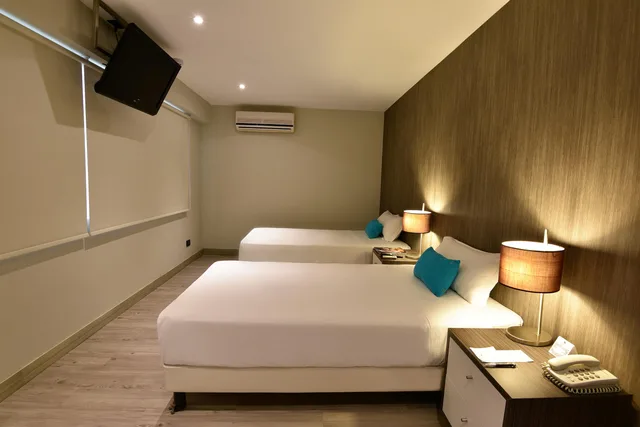 Superior, Twin Beds, Street View، Mariel Hotel 2/4