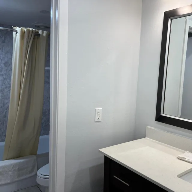 1 King Bed - Smoking, Micfridge، Motel6 Greenville, NC – ECU-Medical Center 5/5