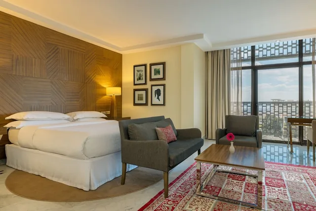 جناح جونيور بسرير كينج بإطلالة على البحر بشرفة، Sheraton Tunis Hotel 1/1