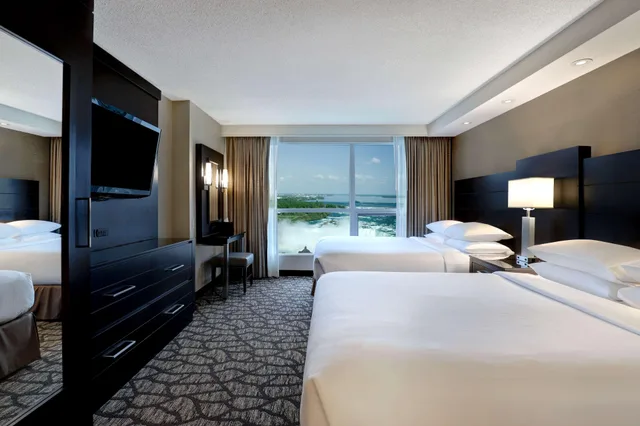 Room, 2 Queen Beds, Canadian Us Falls View, Embassy Suites By Hilton Niagara Falls Fallsview 3/6