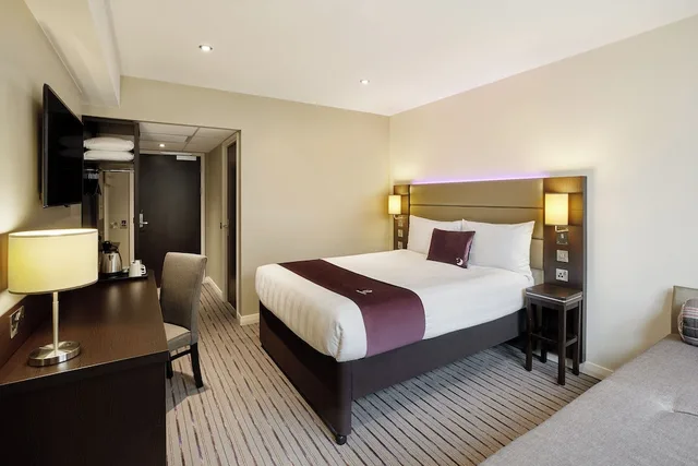 Standard, Double Bed, Premier Inn Bedford Priory Marina 2/5
