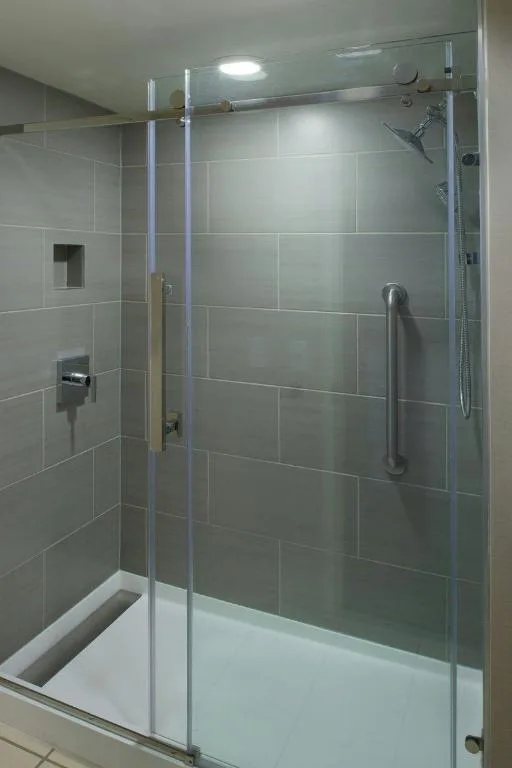 غرفة بسرير كينج مع أريكة مع دخول الصالة، Marriott East Lansing At University Place 6/6