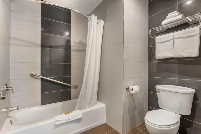 غرفة قياسية بسرير كينج مع أريكة بمطبخ، Best Western Plus Burnaby Hotel 10/10