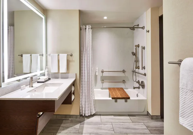 غرفة بسرير كينج لذوي الإعاقة، Embassy Suites by Hilton Nashville Downtown Convention Center 5/7