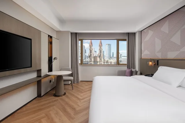 غرفة قياسية بسرير كينج بإطلالة على المدينة للمدخنين، Crowne Plaza City Center Ningbo 1/8