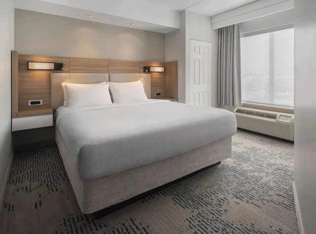 جناح بسرير كينج مع سرير سحّاب إضافي، Springhill Suites Pittsburgh Mills 1/10
