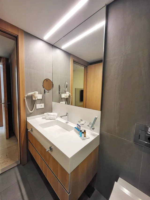 جناح بزنس ديلوكس بسرير كينج بشرفة، Monot Suites Beirut 4/4