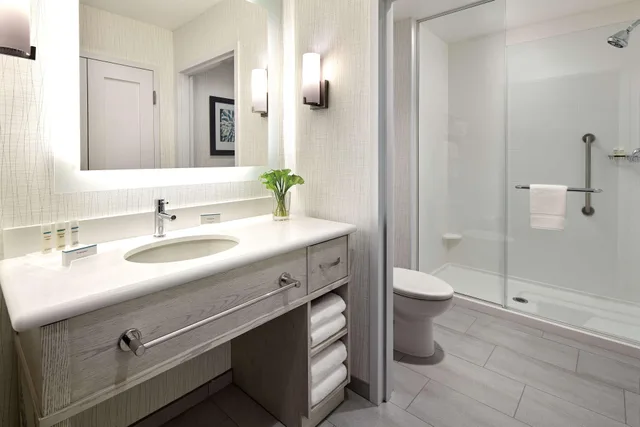 جناح بسريرين كوين بإطلالة على الفناء بغرفة نوم واحدة، Homewood Suites by Hilton Long Beach Airport 2/2
