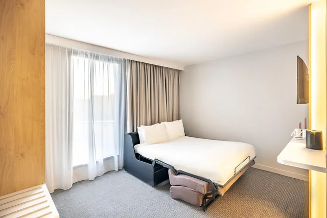 غرفة بسريرين منفصلين مع أريكة، Holiday Inn Express Paris - Poissy, an IHG Hotel 2/7