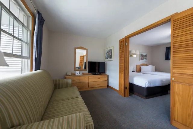 جناح بسريرين مزدوجين بغرفة نوم واحدة مع أريكة بمطبخ، Adirondack Retreat Inn and Suites 2/3