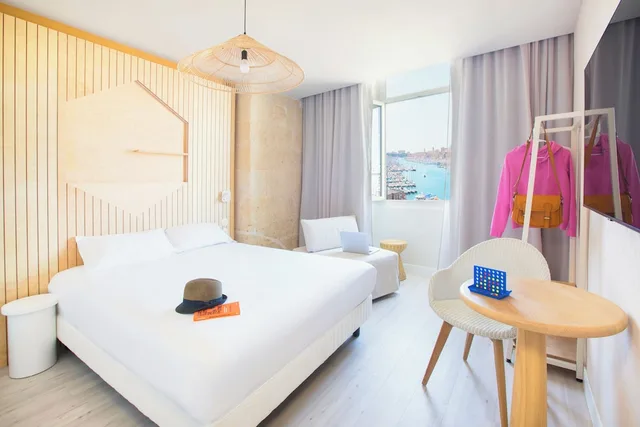 غرفة كومفورت ثلاثية بسرير كوين مع أريكة، Life Hotel Marseille 1/3