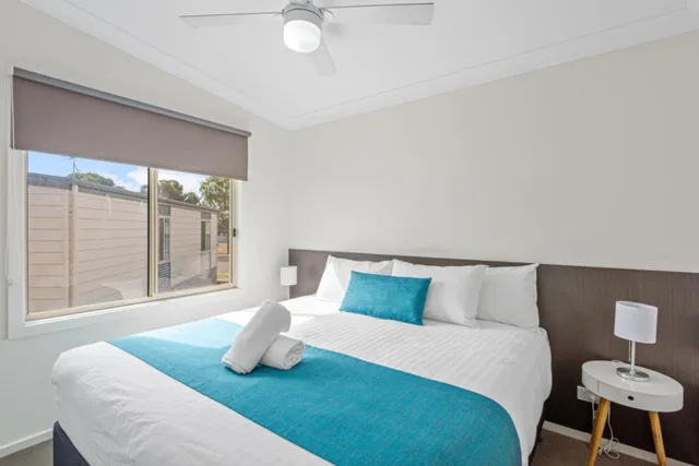 كابينة ديلوكس بسرير كينج وأسرّة بطابقين بغرفتي نوم، Discovery Parks - Port Augusta 1/2