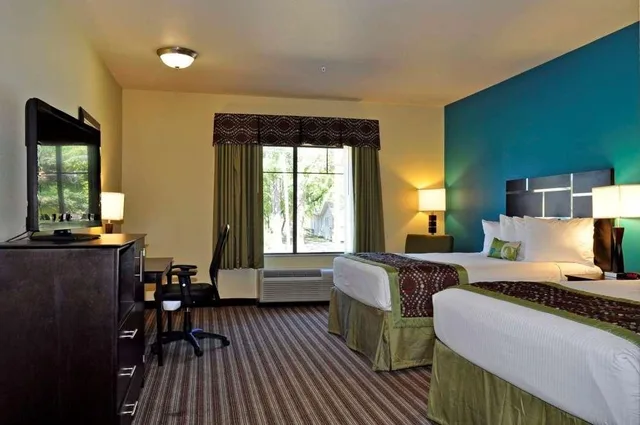 غرفة كبيرة بسريرين كوين، BEST WESTERN PLUS DeSoto Inn & Suites 2/3